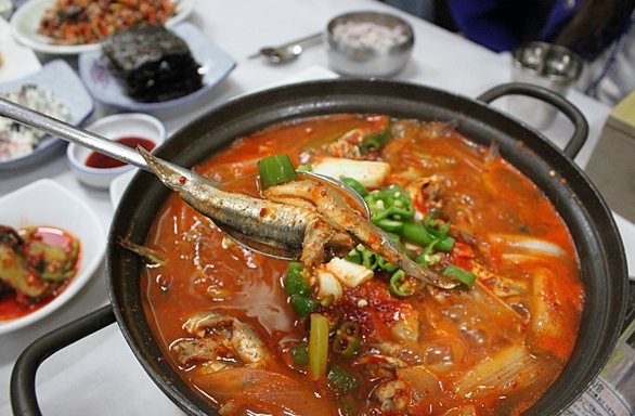 거제도 횟집 효진수산횟집, 제철 맞은 멸치코스요리가 인기