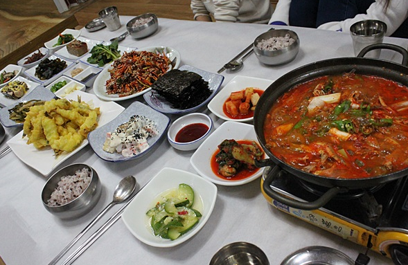 거제도 횟집 효진수산횟집, 제철 맞은 멸치코스요리가 인기
