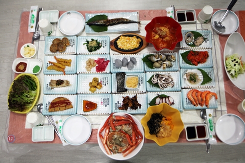 속초 횟집 스끼다시천국, 대게 2kg주문 시 푸짐한 활어회 제공