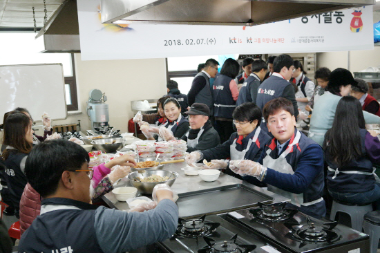 양재복지관 만두 빚어 독거어르신들과 나눔