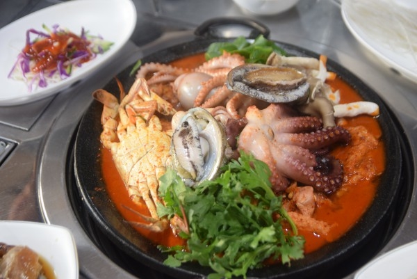 신선한 제주도 애월 현지인 맛집 백번가든, 푸짐한 전복낙지김치찜 제공