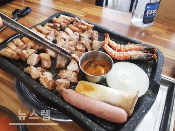 제주월정리맛집 월정리 그때그집, 육즙 가득한 흑돼지구이와 담백한 흑돼지 김치찌개 등 제주 향토 음식 선봬