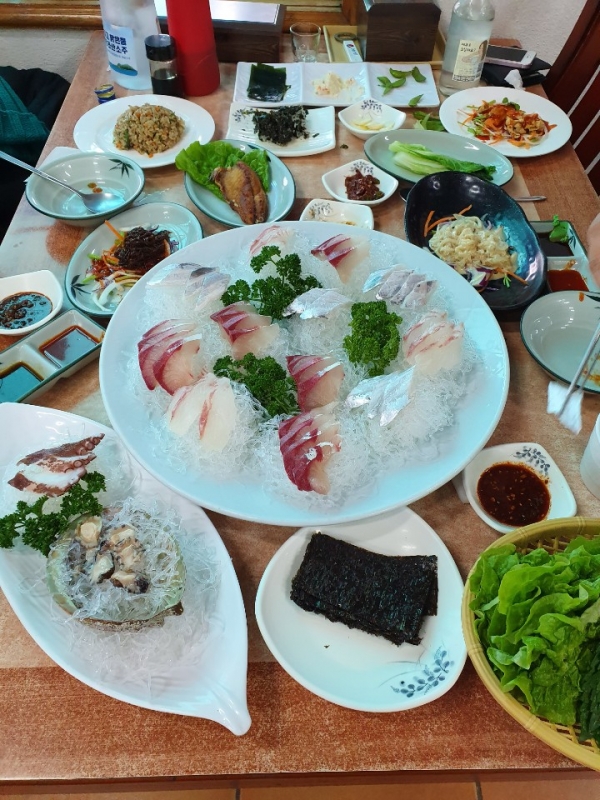 제주성산 일출봉 맛집 신산포구 자연산횟집 방어회 등 서비스 음식으로 풍성한 한 끼 식사 가능해