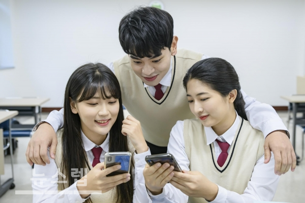 수험생 스마트폰 교체 늘어…중고폰 매입 소녀폰 현명한 구매해야