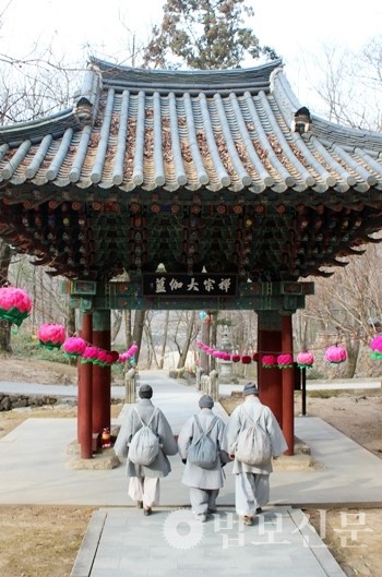 마음걸망 메고 세속으로 만행 나서다