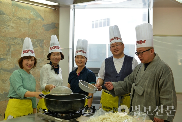 탑사·광명사, 어린이들에 떡볶이 제공