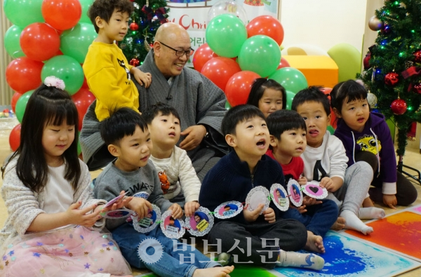 서울 조계사, 산하어린이집에 크리스마스선물 전달
