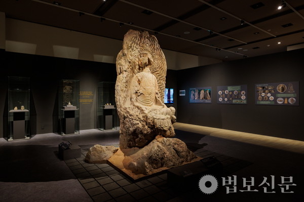 망치와 정으로 이룬 백제의 돌이 주는 감동