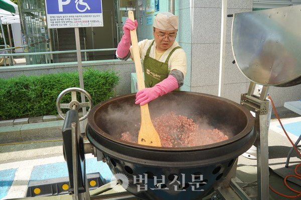 정성 담긴 짜장면 드시고 건강하세요…아름다운동행, 찾아가는 짜장공양 진행