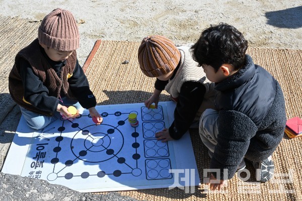 [사진뉴스]우리끼리 윷놀이 한판...설 연휴 민속놀이 즐기는 아이들
