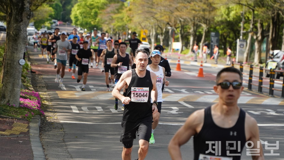 반려견과 함께, 유모차 끄는 부모도...달림이 5000명 모인 제주국제마라톤 열기