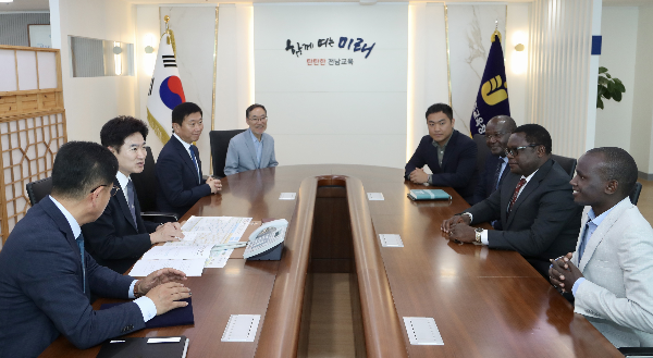 전남교육청, 케냐로부터 재활용 책걸상 지원 감사패 받아