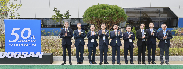 김관영 전북도지사 1호 유치 대기업 (주)두산  김제공장 준공...첨단 스마트 기기 부품 양산 본격화
