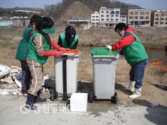충주 대소면새마을협의회 대학가 봄맞이 청소