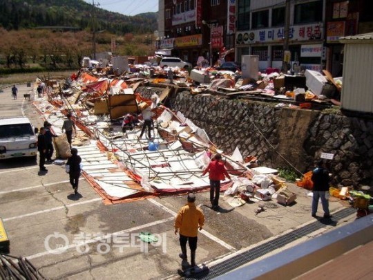 수안보 토산품시장 돌풍에 와르르