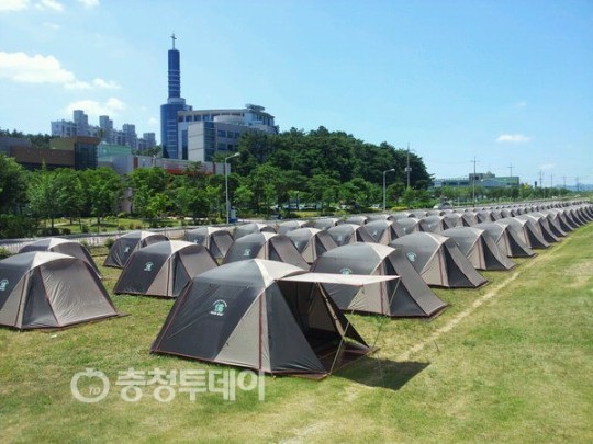 캠핑장으로 변한 비행장
