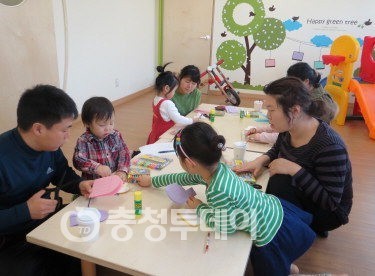 꿈나무들 자양분은 장난감이에요