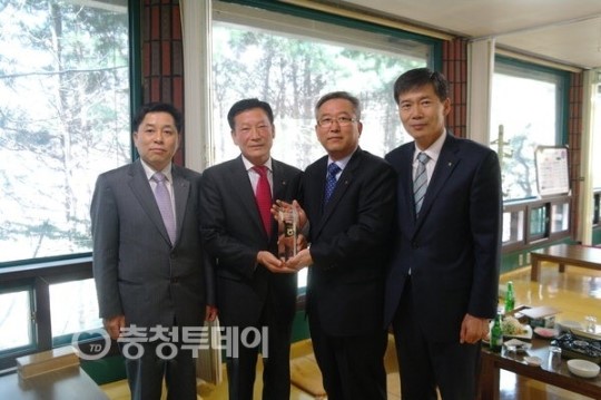 남이농협주유소 매출 150억 트로피 전달