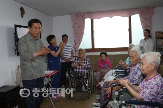 충북도의회 김광수 의장 노인요양시설 봉사활동