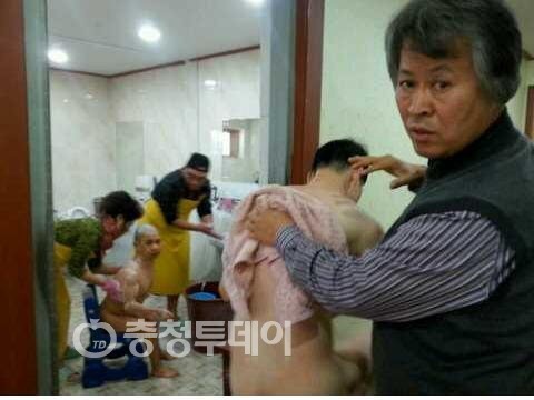 강추위 녹인 목욕봉사 웃음꽃 피운 이발봉사