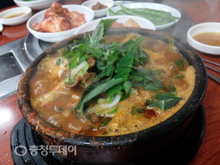 얼큰하고 걸쭉한 ‘뼈해장국’ 쓰린속 달래는데 최고