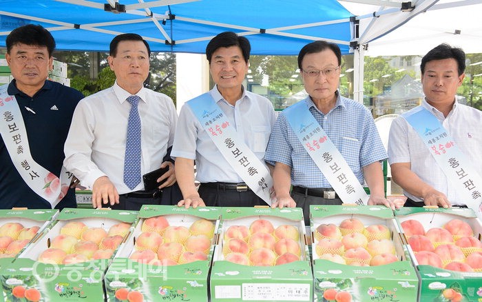 이해찬 의원·이춘희 시장 국회서 세종 조치원복숭아 판촉