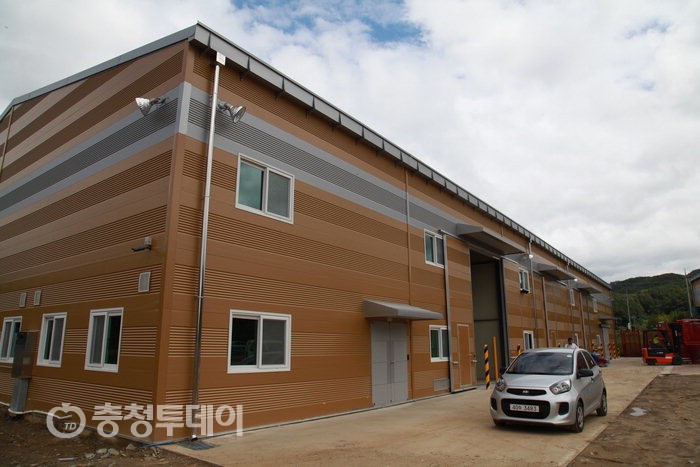 최신식 잎담배 공동선별 작업장 건립