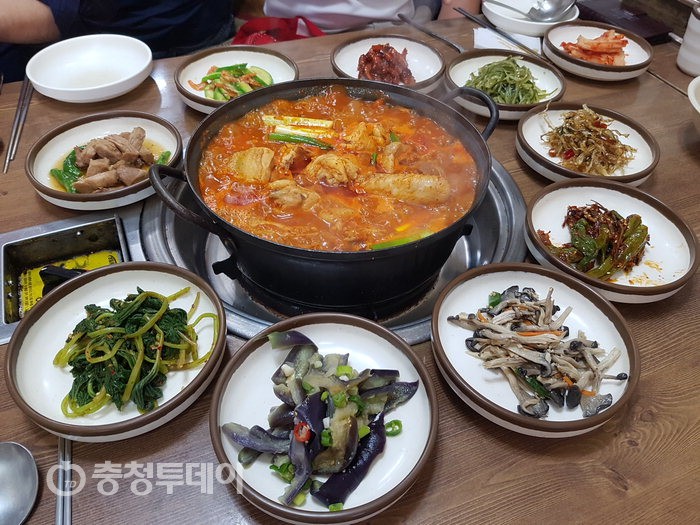 한식집 안부러운 한상차림… 반찬도 10가지