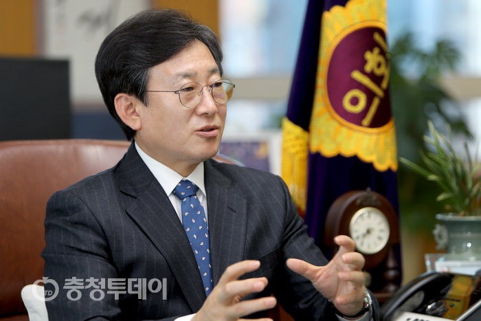 김 경 훈 대전시의회 의장 “살고싶은 지역 위한 살아있는 의정”