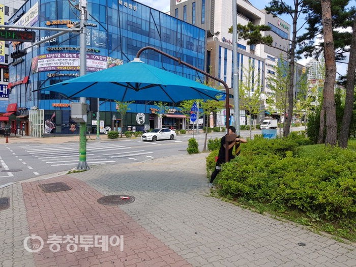 청주 율량사천동 “그늘막서 뜨거운 햇빛 피하세요”