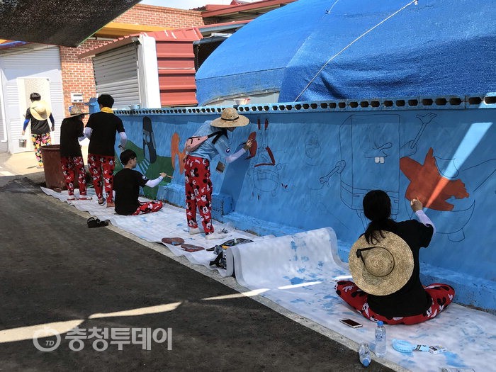 한밭대, 태안 조개부리마을서 벽화그리기 봉사
