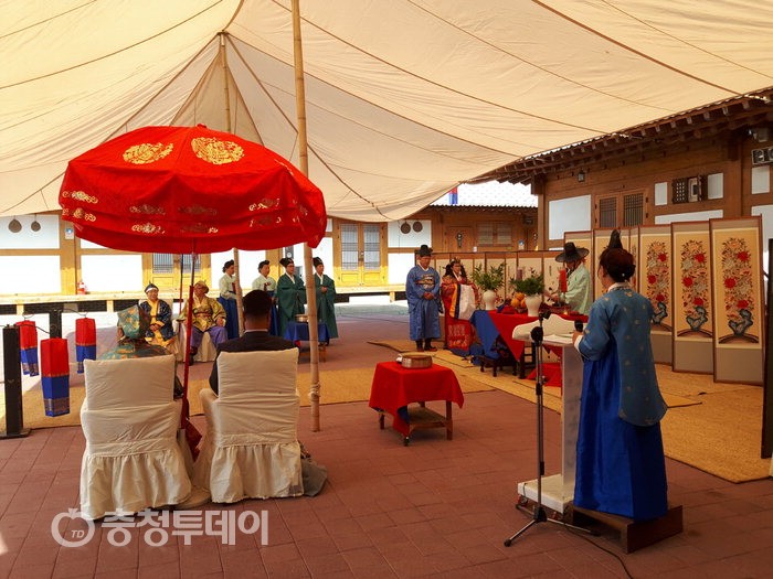다문화가정 恨 풀어준 전통혼례…공주시 ‘온닮’ 재능기부 행사