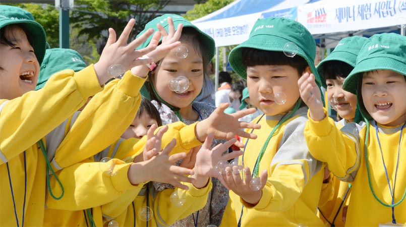 동심 방긋방긋…추억 방울방울