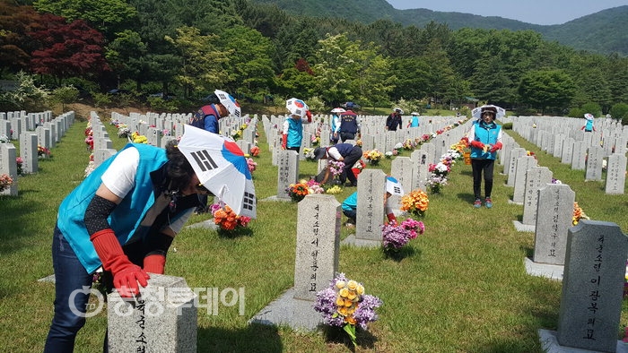 대전·충남재향군인회 여성회, 현충원 묘비세척 및 주변 정화