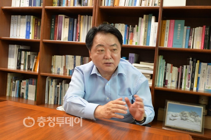 천천히 다함께 올바른 길로 … 함께 웃는 청주위해 열심히 뛸 것