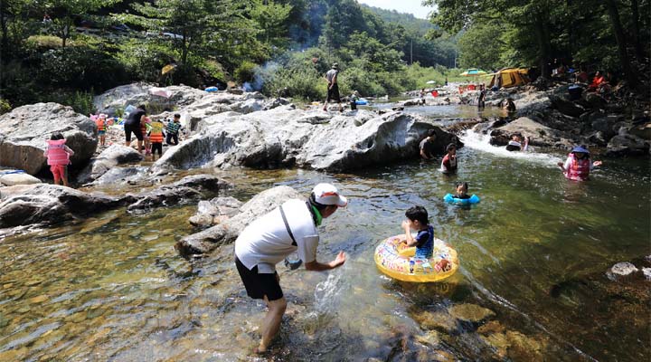 휴가 시작 … 국립공원·계곡·야영장 북적