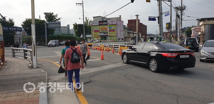 옥천 교량공사 도로 불법점용 … 주민 위협
