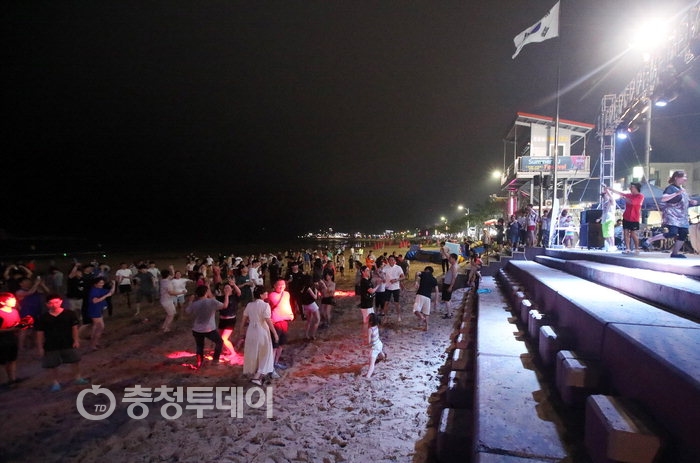 태안 만리포해수욕장, 야간개장 관광객들로부터 호응