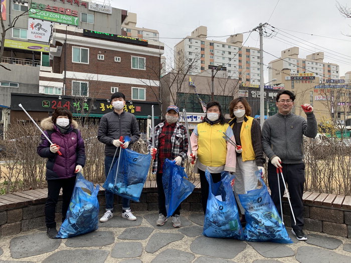 청주 금천동 자원봉사대 봄맞이 청결활동