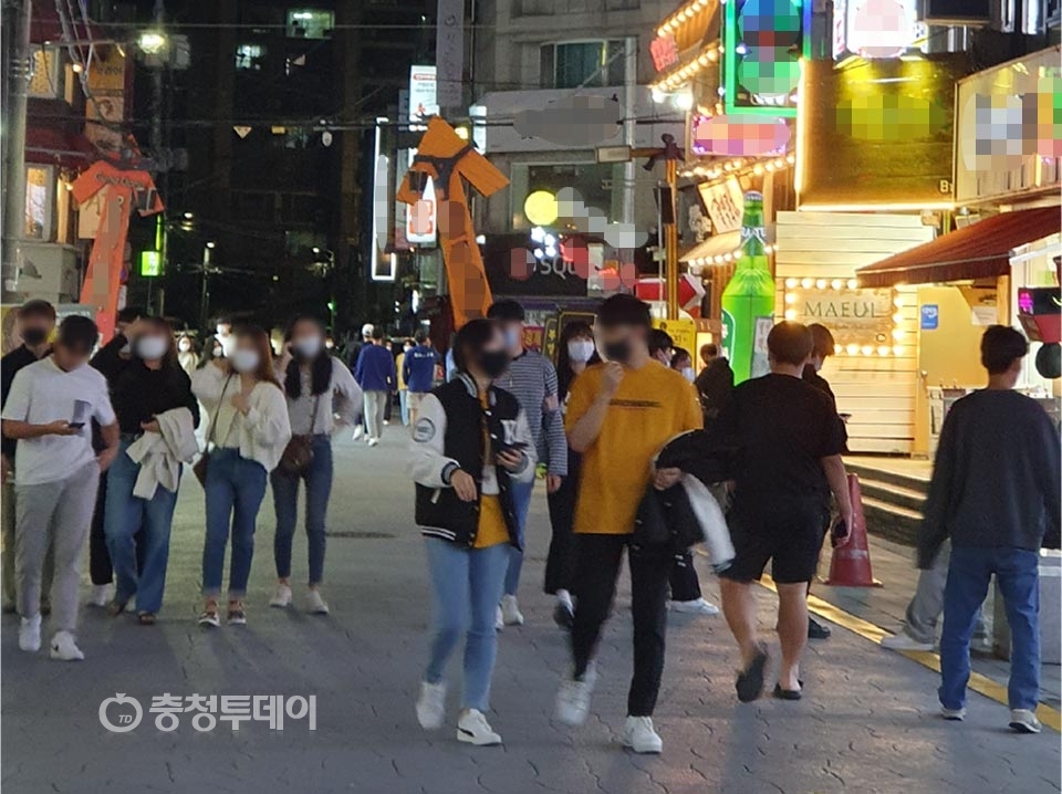 대학가 상권 주점서는 턱스크 거리두기는 실종