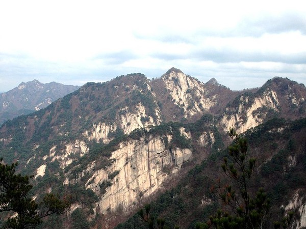 기암절벽과 산림이 빚어낸 절경, 괴산 조령산