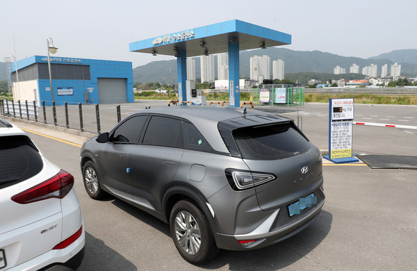 수소차 이용 불편 없도록 충전소 확충이 먼저다