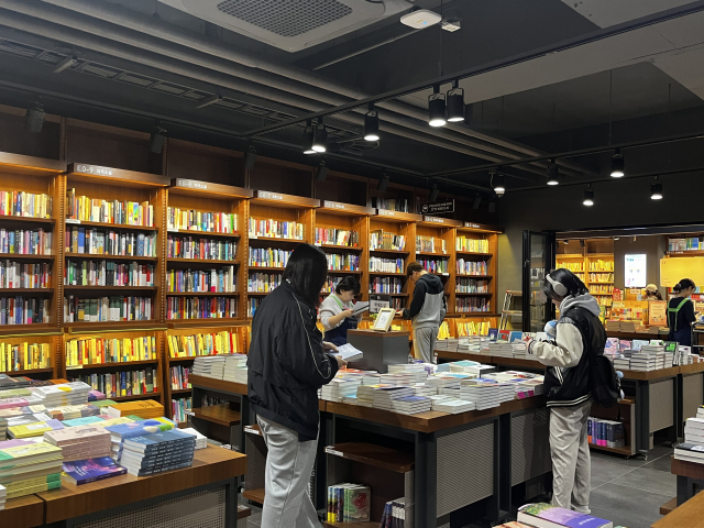 북새통 이루는 대형서점 vs 여전히 파리 날리는 지역서점