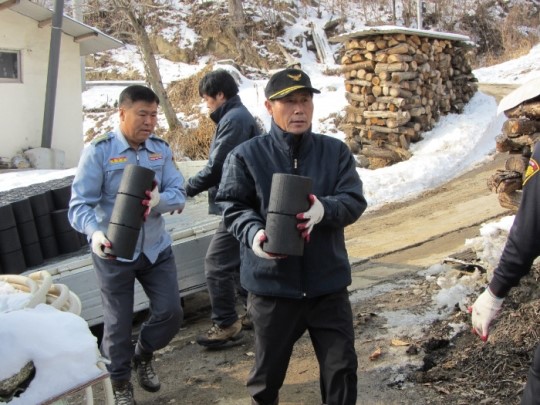 영주 문수면 의용소방대원 홀몸노인 등 `사랑의 연탄`
