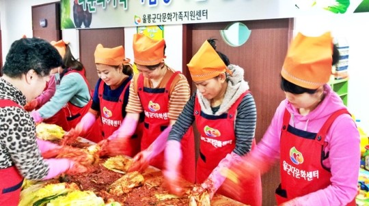 울릉지역 다문화가정 여성들 김장김치 담가 이웃에 전달