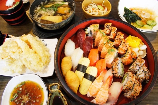 코스요리 부럽잖은 초밥 `커플세트`