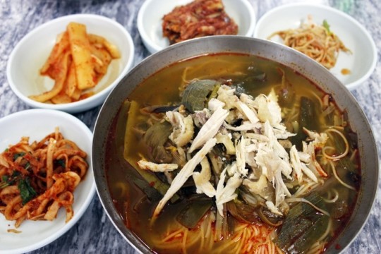 친정엄마 마음 듬뿍 담긴 닭개장국수