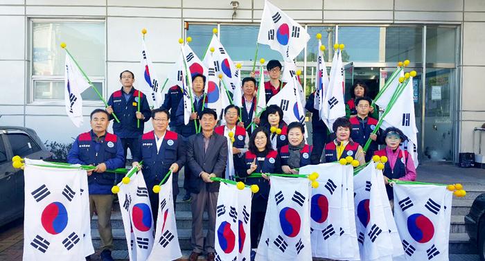 포항 흥해읍 자유총연맹, 태극기 달기 캠페인