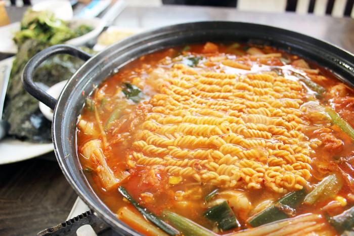 보글보글 푹~ 끓인 `흑돼지 김치찌개`