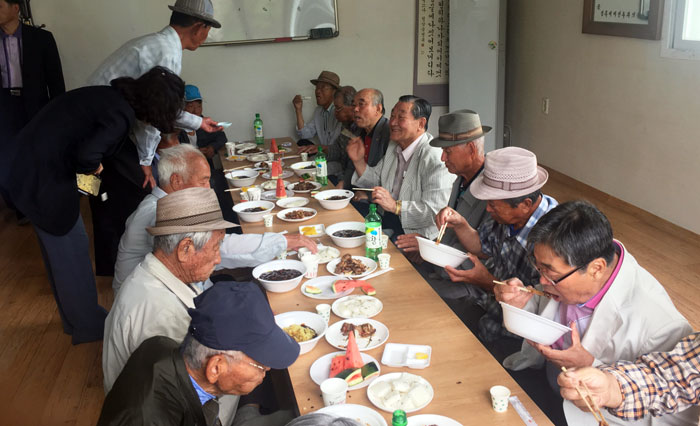 영주 꼬꼬반점 경로당 어르신에 자장면 대접 봉사